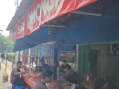 「ジャヤ アグン」というサテーの有名店。

店前で、おっさん達が黙々と肉を串刺ししてます。少し異様な光景。