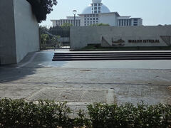 「イスティクラルモスク」を横目に、、、

世界最大級のイスラム教のモスクです。まだ一度も行ったことがないので、観光に立ち寄ろうかと思っていましたが、暑いし面倒くさくなったのでパス。

次回の旅にとっておきましょう。