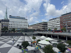 ストックホルム中央駅があるエリア、多くのショップが集まるセルゲル広場へ
ここで、北欧らしい買物を