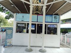 明日の空港行バス確認。30分ごと、10時30分で決定。