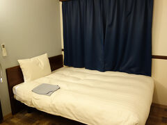 ベッドも大きく、一晩の宿としては十分なお部屋です。