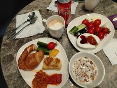 朝食はラウンジでしこたま食べました。