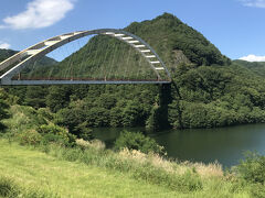 アーチ型の橋が架かっています。