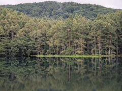 さざ波は全体に広がり、元に戻るのにはかなり時間がかかりますね。

今度は夏の早朝、朝陽が北東から入る（順光になる）時間帯に来てみたい。
この時期は、朝陽は東から入るから順光にはならないかな・・・。

さて、次は蓼科大滝へ向かいます。