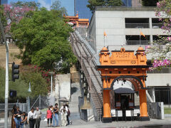 グランドセントラルマーケット前には、エンジェル　フライトというケーブルカーああるが、世界一短い乗り物らしい。
一駅で$1で乗車できる。
往復利用せず階段を使ったが、人によってはきついかもしれません。
下りる際に乗り場で高齢の日本人グループが、乗車しようとしていた。
$1でももったいないから自分は階段にした。
ダウンタウンは、高低差があり、急な坂道をがある。
ホテルの近くに高低差がある場所でリトルトーキョーへ行く際などは、ホテルの6階から橋で向かいの建物の敷地に行くことができ、そこから歩いてグランドセントラルマーケットへ行った。