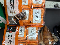かさばりますが、韓国のりが大好きで、いつもたくさん買ってしまいます。

クロワッサンは、小銭を使いたくて空港の売店で購入したもの。
「CAFFE PASCUCCI」で3,800ウォン。

帰国後、自宅で食べましたが、サクサクでおいしかったです。