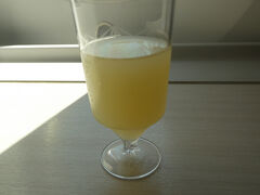 席に座ってウェルカムドリンクを頂きます。