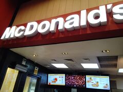 ガンビル駅で10時30分空港行きチケット8万ルピアを現金支払不可と、やむなくVISA払いするが、ルピアが余る。現金だめとかやめてほしい。支払方法がそれぞれでまったく不便。やむなくここでチキンマフィンセットをテイクし、コンビニでお菓子など。まだあまる。