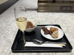 サクララウンジで「JALカレー」などを軽くつまんで