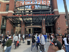 ガイドさんと別れてオラクルパークに入ります。19時30分の試合開始で、1時間半くらい前でしたが、既に大勢の観客が詰めかけていました。私は半年くらい前に予約していたので、問題なく入場できました。