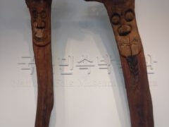 「国立民族学博物館」は程よい入館者。1階の向こうにcafeコーナーを見つけたので、テーブルに着いてdrink休憩。

村の入口に立てられ、往来を行き来する者たちを見守ったという。天井近くからの眼差し。私がもし出会えたら、安心します。足の痛みも和らぎます。