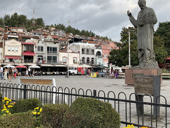 St.Clement(Kliment) of Ohrid 
聖クレメント・オフリドの像
キリル文字を発明したキリル兄弟の弟子の一人で、キリル文字の普及と教育に力を注いだ
腕に抱えているのはオフリドの教会や建物を象徴していて、彼が築いた学問・信仰の基盤とこの町の守護聖人であることを表している

なお、すぐ近くには本とペンを持ったSt.Naum of Ohrid 聖ナウム・オフリドの像があります
こちらも聖クレメントと同じくキリル兄弟の弟子の一人で、作家と教師でした。
彼はオフリド湖の反対側に有名な聖ナウム修道院を建てました