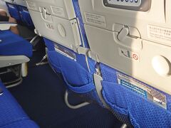 本日の飛行機は関空7時発。本日も空いている確率が高い最後方の席にしました。マイルの特典航空券で乗っているのにこんな贅沢すみません。
狙いどおり3席独占状態です。

