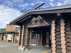 改めて大月駅を外から見ると、デザインがロッジみたいでユニークです。