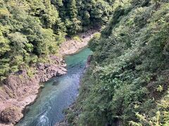 桂川に架かる橋を渡ります。