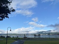 諏訪湖、写真だけ撮りました
晴れてる&#9728;️
いざ、上高地へ

行く途中、雨もチラホラ
雲も多い
なーんだかやな予感

上高地はやはり、、、車多い

駐車場も結構満車が多い
足湯の駐車場も満車
足湯の近くの小さな駐車場に停めて、バスターミナルまで少し歩きます
まあ、ほんとにすぐだった
9時30分発のバスに乗ります
人多しだけど、少ない方みたい
いつもは、もっと大行列なんだって
天候も怪しいからかなぁ？

普通充電ができる駐車場もあるみたいだけど、満車だから入れてもらえなかった残念
