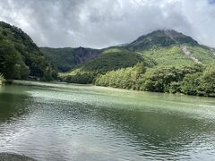 さわんどバスターミナルよりバスに乗って大正池で下車しまーす
20分くらい
1人往復2800円
カードも使えます
トイレもありますよ
大正池から河童橋まで1時間くらい歩きますよ
私も夫もスニーカーだけど、トレッキングシューズの人多い
それが正解だな
スニーカーは、歩きにくい
水たまりや凸凹多いし
半袖でも充分な天候だった