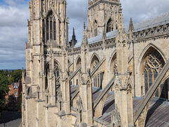 ここは教会だが有料、塔へのツアーも含めて一人26ポンド(5200円)。結構高いが、私はそれだけの価値はあると思う。
まずは塔に上る。最初はそんなに急な階段ではない。途中で外に出る。