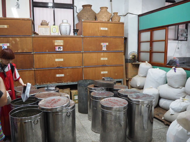 お店内部の様子。大きい茶筒が並んでいます。