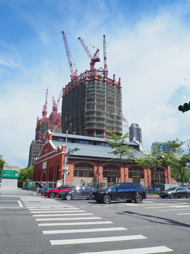 MRTで帰ることにします。北門です。<br />北門を見るのは初めてかもしれません。<br /><br />後ろで何か大きな建物を建てていますね。<br /><br />今回のホテルは「タンゴホテル南西館」でした。<br />別に１日目の「コスモスホテル」でもよかったのですが、最後くらい（私にとって）いいホテルに泊まってみようかと。<br /><br />10階の部屋で窓なし（スタジオ）ということでしたが、細長い窓はありました。<br />駅から近いし、アメニティーや水、飲み物も充実で文句はありません。<br />（持って帰れる海藻入りの石けんというのがよくて、家でも愛用中。）<br />