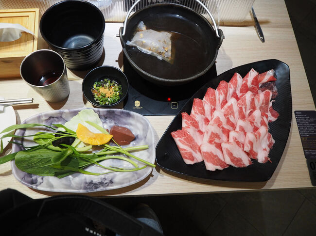 なにを血迷ったか店員さんにすすめられるままメインの肉に「イベリコ豚」を選んでしまい、思わぬ出費に。10パーセントのサービス料が加算され、836台湾ドル。<br />海鮮なども選べます。ヴィーガンメニューもありました。<br /><br />野菜や飲み物、アイスクリームなどは食べ放題です。<br />若かったら、はりきって食べただろうな。