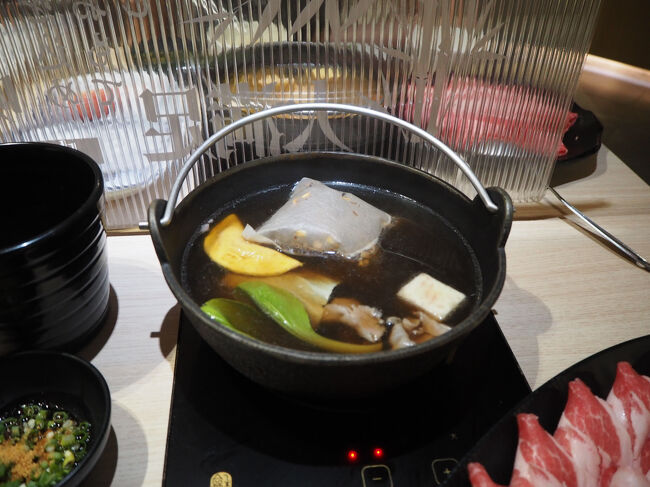 ホテルに戻り、軽くサンドイッチを食べてから、MRTで西門駅へ。<br />初めて西門に行きました。若者がたくさん歩いていました。都会だ。<br /><br />「築間幸福鍋物」<br />WEB版CREAの記事で台湾の方がお薦めしていた鍋のお店。<br />予約必須ということだったので、予約しておきました。<br />スープとメインが選べます。これは薬膳スープ。<br /><br />なんだか旅も終盤になってきて疲れがでてきたのか、胃腸の調子が悪くあまり食べられませんでした。食べ過ぎないよう気をつけていたのになあ。<br />
