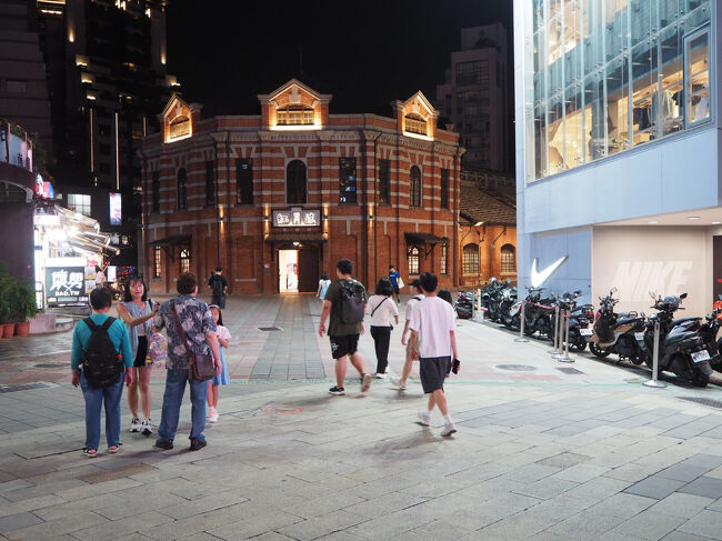 西門に初めてきたので興味しんしん。<br /><br />紅楼の中に入ろうとしたら８時までだということで、入れてもらえませんでした。