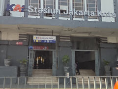「ジャカルタ コタ駅」を横目に、、、