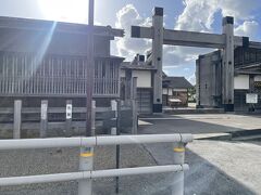 道中、佐渡奉行所の前を通りました。復元施設なので中には入りませんでしたが、通常の奉行所とし機能していただけでなく、金の精製をする「寄勝場」としても機能していた珍しい風景を見れるようです。