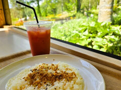 丁度お昼ごろだったのでガーデン内のカフェ「緑丘茶房」にてランチ
上川産チーズドリアとブラッドオレンジジュースを頂きました。


