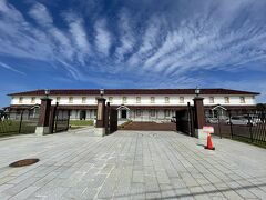 そんな立地なので、すぐ近くには陸上自衛隊の関連施設である「白壁兵舎広報資料館」があり、そちらの内部も見学することが出来ます。

ここは明治7年に陸軍兵舎として建築された建物を移築復元したもの。