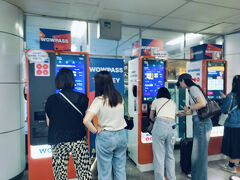 弘大で買い物がしたいという友達に付き添って一緒に地下鉄で弘大まで来た。改札出てすぐにwowpassの機械があった。

この後、16時から美容クリニックの予約が入っているので買い物がしたいという友達と別行動に。