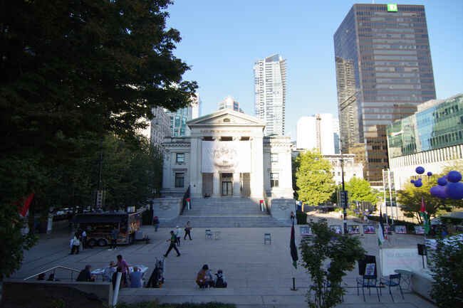 バンクーバーのTsawwassen港からバスでブリッジポート駅まで、さらにスカイトレインでウォーターフロント駅まで移動し、バンクーバーのダウンタウンにある宿にチェックイン。休憩の後街に繰り出しました。ここはロブソン・スクエアでバンクーバー美術館も広場に面しています。