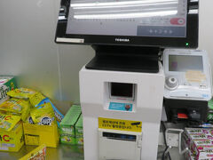 ダイソーソウル駅で立ち寄り。かなり小さめな店舗。
HBAF1袋1,500Ｗ×3袋、シール１つ1,000Ｗ。セルフレジ。欲しかったHBAFは適量サイズ。とうもろこしとわざび味が美味しかった。リピ確定