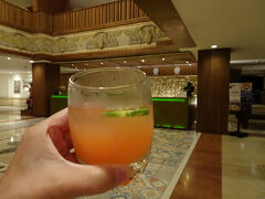 デンパサール空港を予定より1時間以上 遅れて出発し、やっとホテルに到着しました。
時刻は 翌朝3時すぎ。
ウエルカムドリンクをいただいて、チェックインです｡
眠い！