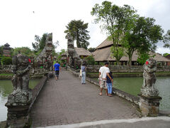 チョコレート工房の次は、世界遺産 タマンアユン寺院（「美しい庭園」の意）です。
この橋を渡って、そして．．．