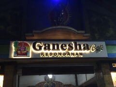 タマンアユン寺院を出発して、夕食会場へ。
道路が渋滞し、夕暮れ時の時刻には 間に合わず、すっかり陽が暮れてしまいましたが、夕食は浜辺のレストランで 海鮮バーベキューです。