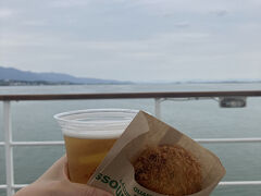 揚げたてのコロッケとビールで乾杯。