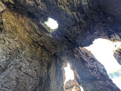 中へ。
あ～こんな風になってるんだ。
思ったより広い。

天井部分は「ハート?」らしい。見える人には見えるとか・・う～ん。
愛が足りないか（笑）
それより下の穴がネコが座ってる風に見えちゃうな。