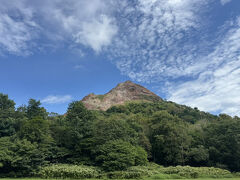 来た時には曇っていましたが、
青空を背景にした、美しい昭和新山が見られました