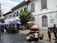 チェックイン後　ホテルからタクシーでコタ地区バタヴィア広場に向かいました