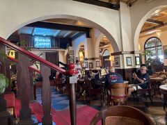 相変わらず、店内はとても雰囲気の良い佇まい
一階は店内で喫煙可能なのが何よりもありがたい