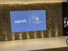 スカルノハッタ空港のラウンジです
もう１泊のはずが、翌朝のフライトへ予定を変更
経緯は　あるプチトラブルに巻き込まれて現地の親切な駐在の方に助けられて、少し心が折れた事
もう１つは入国時のVISA購入後パスポートにスタンプが押されず　ネットで検索するとその事が出国時のトラブルになっているとの記事になっており、不安に思い念の為１日早いフライトでの帰国の選択をした事です
結果　難なく出国は無事完了　旅慣れた事の自分の奢りが招いた２つの事案に反省です　特に出入国は何度も確認が必要だと思いました　特に海外では係官によって解釈が違う為、トラブルが発生する様です