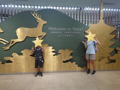 12:15 【近鉄奈良駅】
改札を出ると『ようこそ奈良へ！』の看板が。