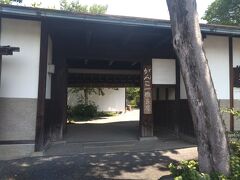 　その後はがんこ一徹長屋を訪問しました。
　
　がんこ一徹長屋は一刀彫、塗空間、茶筌、赤膚焼、表具、とんぼ玉といった伝統工芸に取り組む若手職人が住んでおり、技を磨いている長屋であります。１階の工房では、職人たちの技を見ることができます。奈良は日本の工芸発祥の地とされており、一刀彫・漆・茶筌・赤肌焼・筆づくりなど昔から工芸技術が発達してきました。
　
　奈良ならではの店と工房が軒を連ねています。がんこ一徹長屋の営業時間は10:00～17:00（入館は30分前まで）、定休日は月曜（祝日の場合は翌日）、12月29日～1月5日、8月1日～8月31日となっています。近鉄西ノ京駅から徒歩約3分の所にあります。