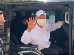 ちゃんと車を停めてドアも開けて乗り出して、
皆んなに、行って来ま～す！と挨拶してくれました。
