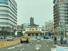 インターコンチホテルから三人で、今日もまた新高雄駅前を通って戻り。