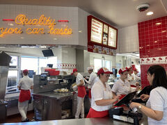 約2時間でキングマンのIn-N-Out Burgerに到着！
コチラのお店、大人気！
大型トラックから地元の方、ツアーバスまで車も人もいっぱいです。