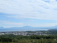 網走市街地と知床連山。