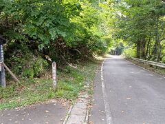 まずは舗装路を進みます